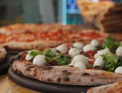 Pizza con mozzarella e pomodoro