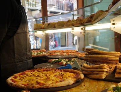 Pizza in teglia esposta sul banco