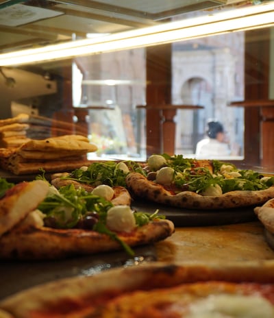 Pizza e focacce al banco della Pizzeria La Trofea